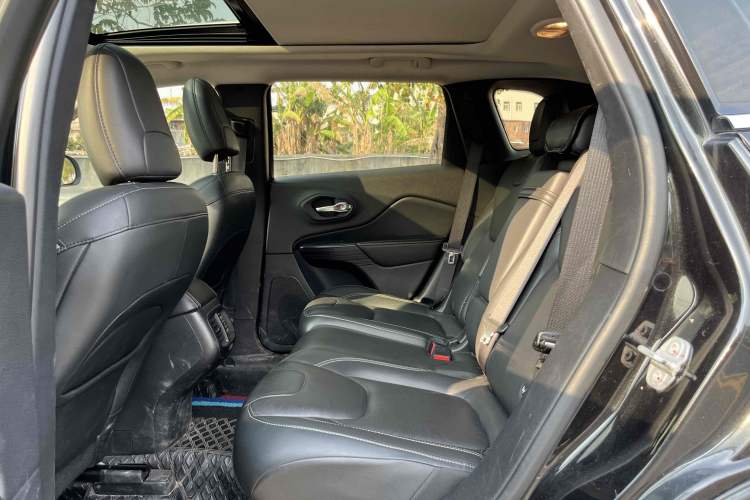 Used  Cherokee 2017 2.4L Leading Smart Edition
