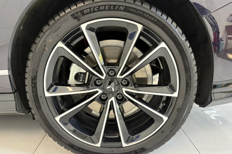 Used VOYAH PASSION 2024 PHEV Four-Wheel Drive Ultra-Long Range Flagship Model
