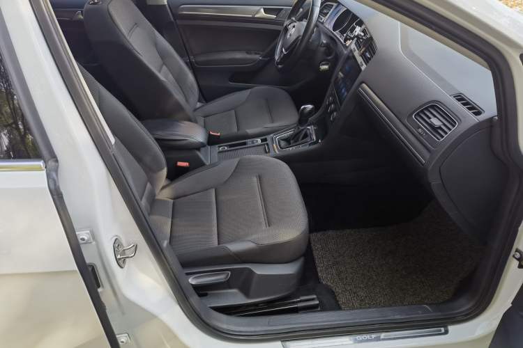 Used Volkswagen Golf 2017 1.6L Automatic Comfort Million-Vehicle Anniversary Edition
