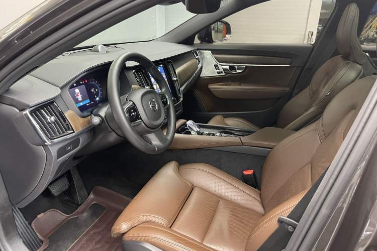 Used Volvo V90 2024 Cross Country B5 AWD Prestige Edition
