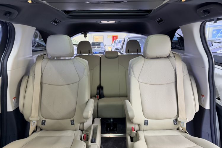 Used Toyota Granvia 2022 2.5L Hybrid Premium Edition
