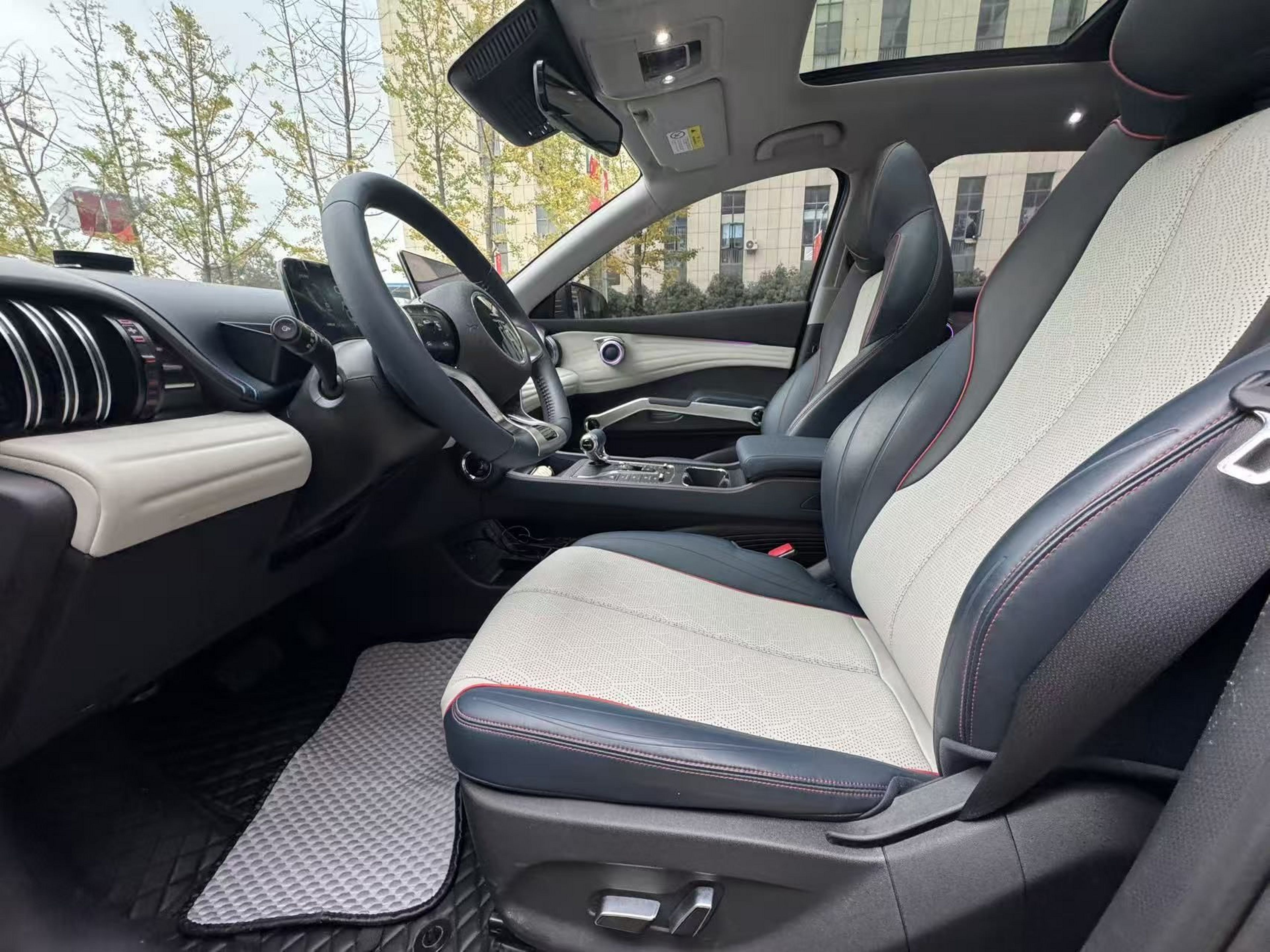 Переднее сиденье в автомобиле