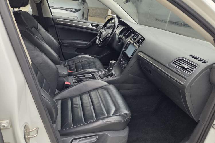 Used Volkswagen Golf 2015 1.4TSI Automatic Luxury Model
