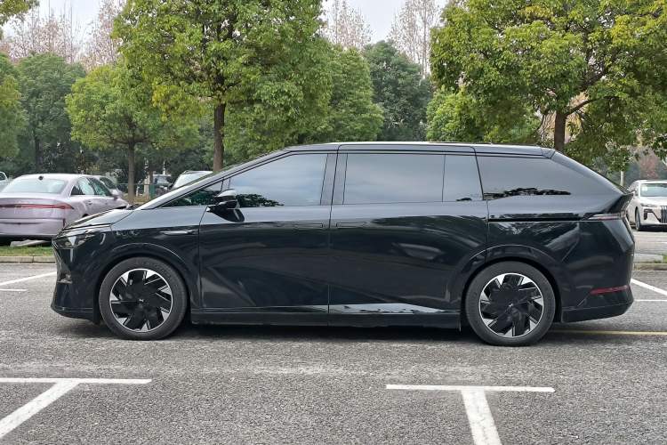 Used XPeng X9 2024 702 Ultra-Long Range Pro
