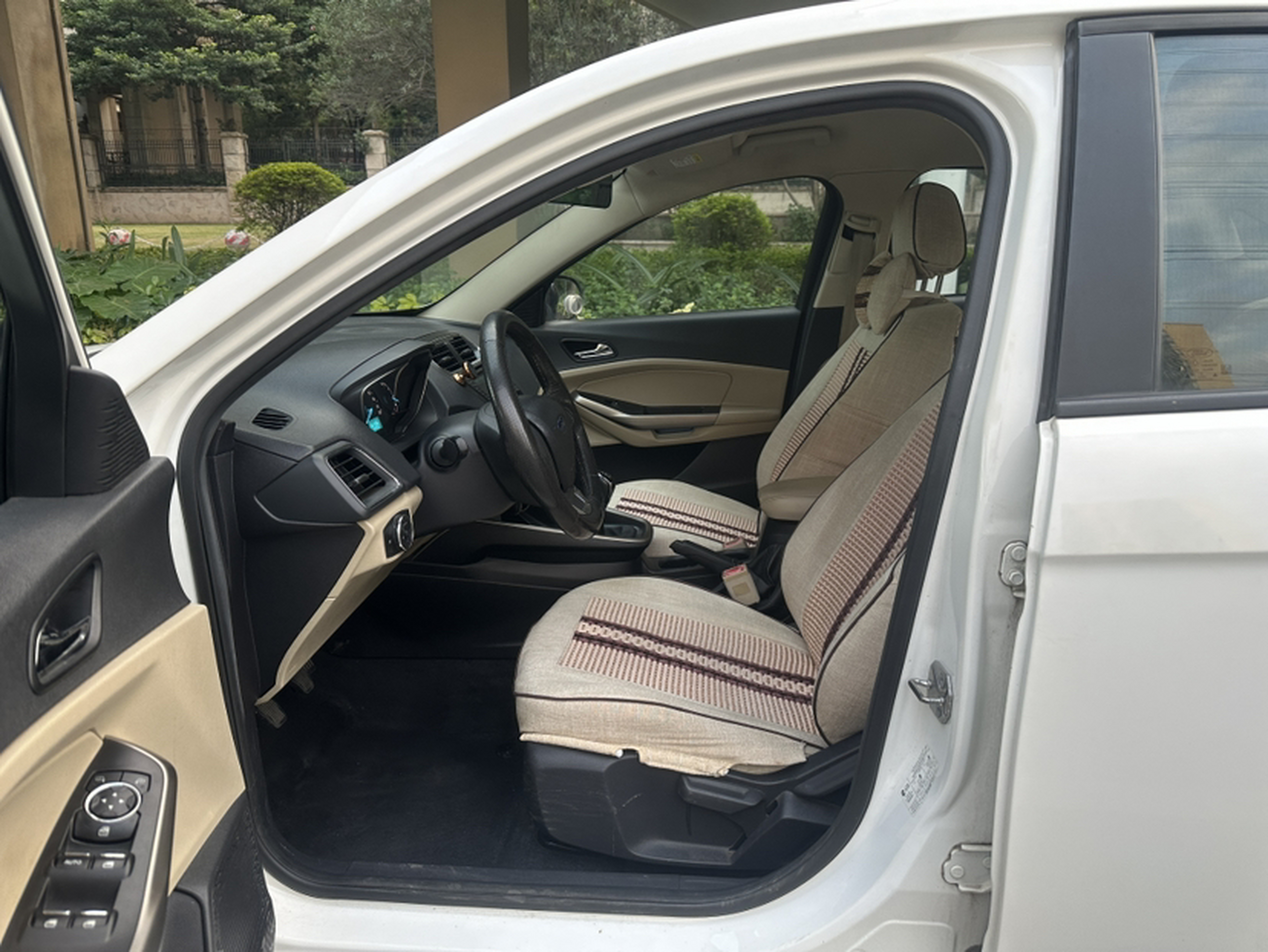 Переднее сиденье в автомобиле