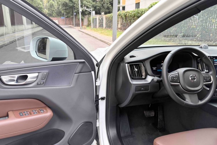 Used Volvo XC60 2025 B5 4x4 Smart Luxury Edition