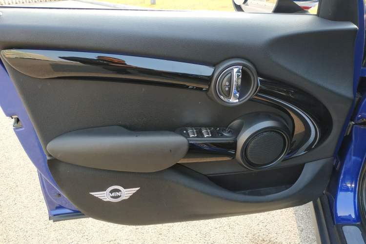 Used  MINI 2019 1.5T COOPER Classic Edition Five-Door Version
