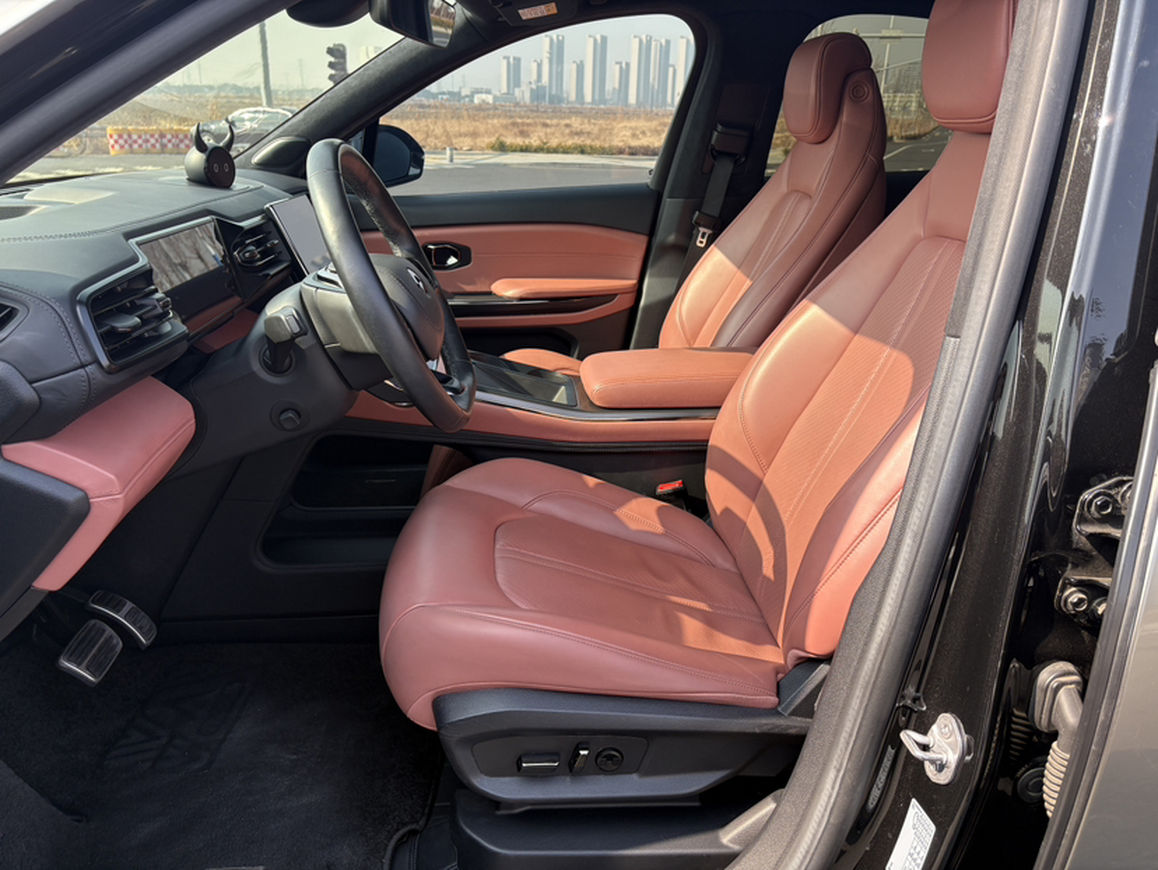 المقاعد الأمامية داخل السيارة