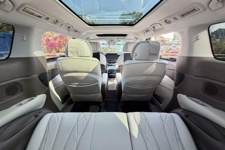 Used Denza D9 2022 DM-i 970 Four-Wheel Drive Prestige Model
