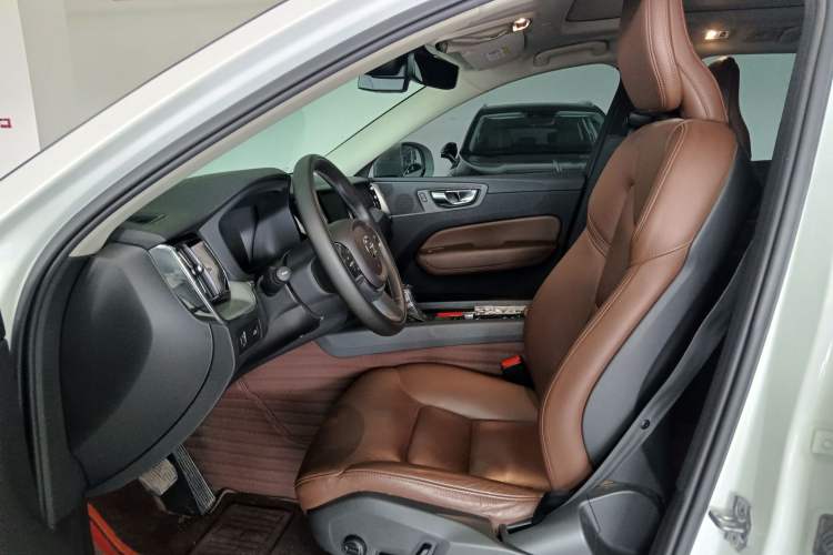 Used Volvo XC60 2019 T5 4x4 Zhiyuan Edition China VI Standard
