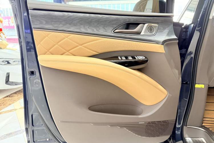 Used Denza D9 2022 DM-i 1040 Prestige Model
