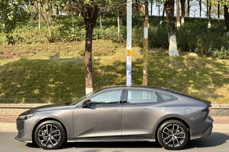 Used Changan UNI-V iDD 2024 Blue Whale Smart Electric iDD 136km ZhiKu Model