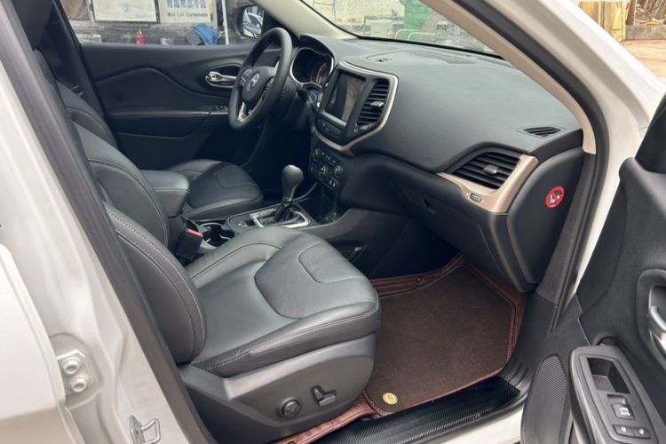 Used  Cherokee 2017 2.0L Superior Edition
