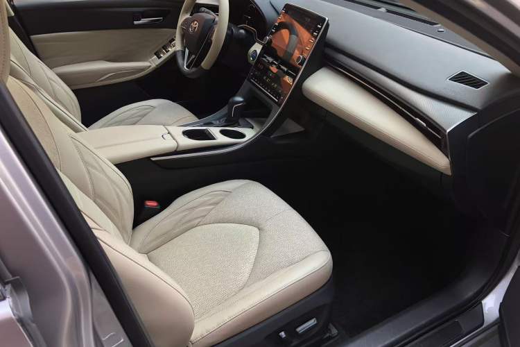 Used Toyota Avalon 2019 Dual-Engine 2.5L XLE Prestige Version China VI Standard
