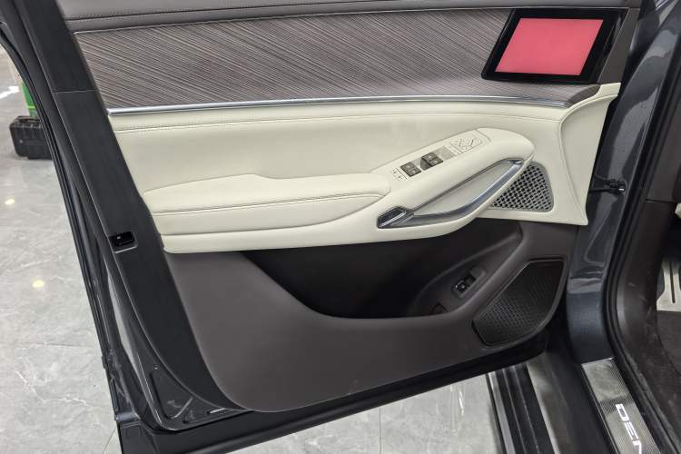 Used Denza N9 2025 Flagship Model
