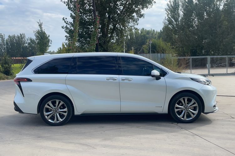 Used Toyota Sienna 2023 2.5L Hybrid Deluxe Edition
