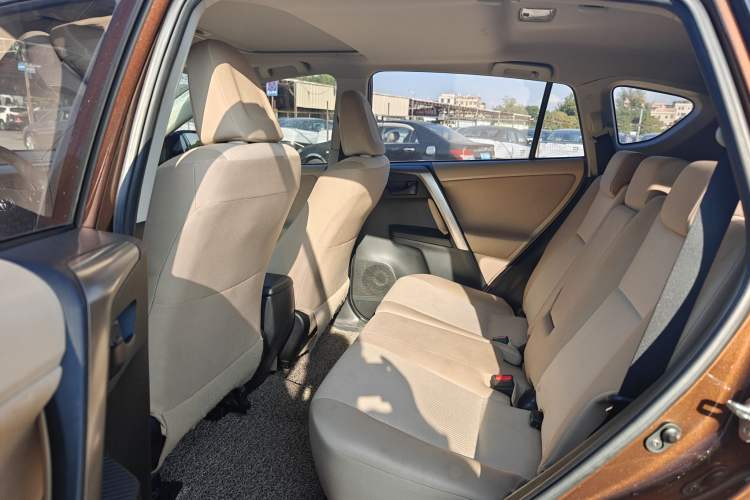 Used Toyota RAV4 2015 2.0L CVT Two-Wheel Drive Fashion Edition