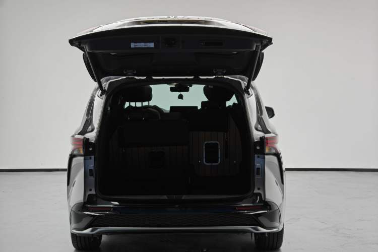 Used Toyota Granvia 2023 2.5L Hybrid Flagship VIP Edition
