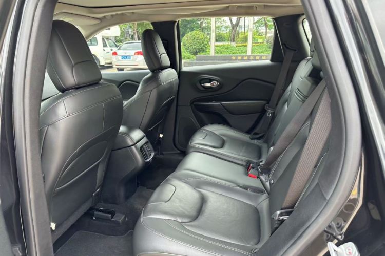 Used  Cherokee 2017 2.4L Leading Smart Edition
