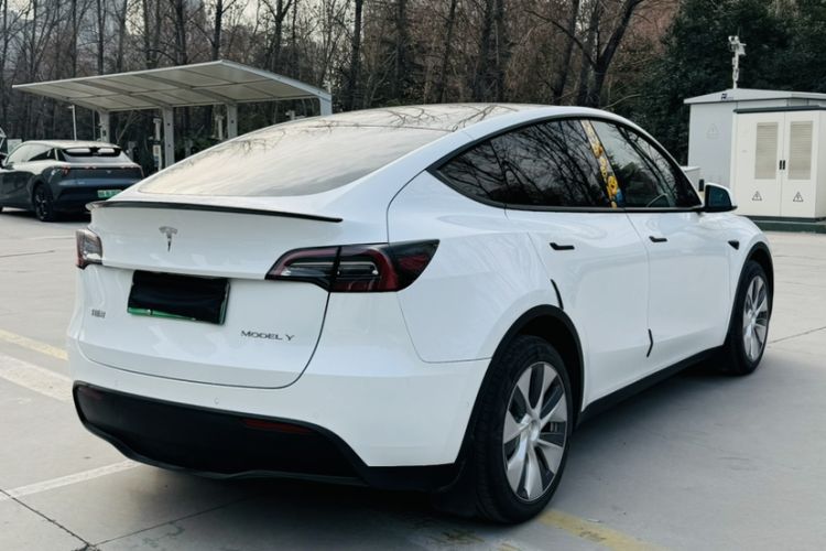 Used Tesla Model Y 2023 Long-Range All-Wheel-Drive Version
