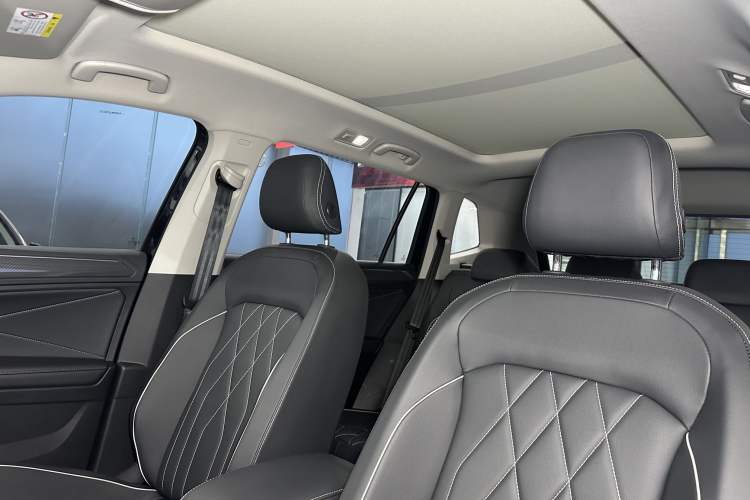 Used Volkswagen Tiguan L 2024 Outstanding Model 330TSI Automatic Two-Wheel Drive R-Line Dragon Glory Edition
