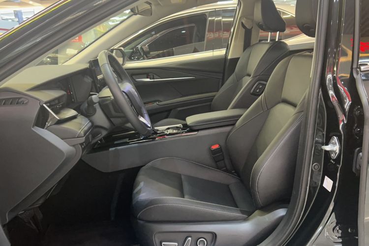 Used Toyota Camry 2024 Dual-Motor 2.0 HGVP Luxury Edition
