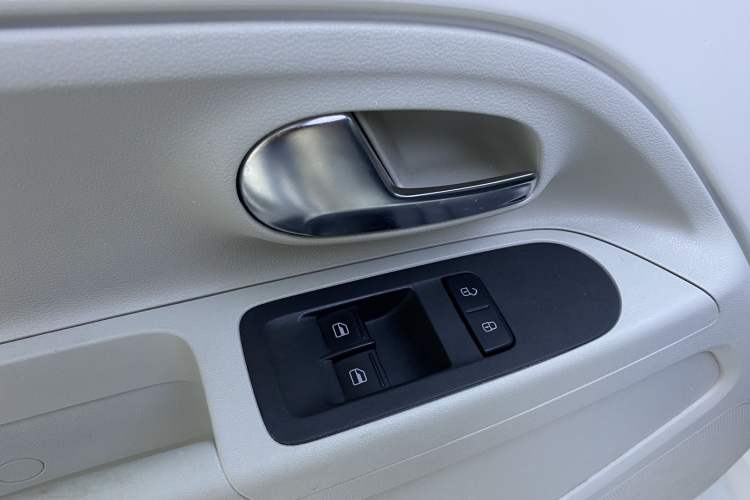 Used Volkswagen up! 2015 1.0L move up!
