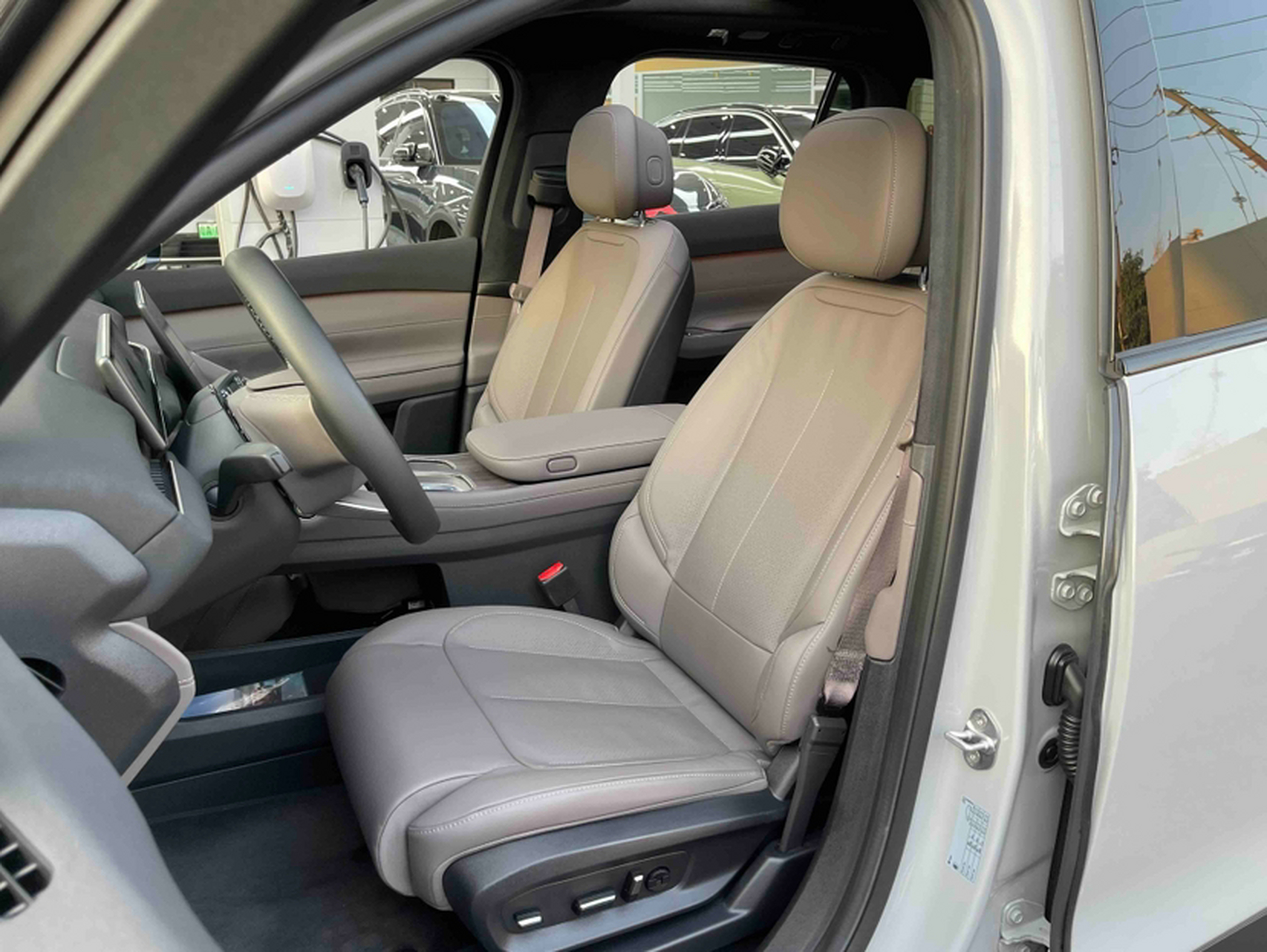 Переднее сиденье в автомобиле