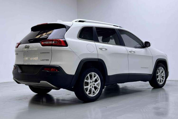 Used  Cherokee 2017 2.0L Superior Edition