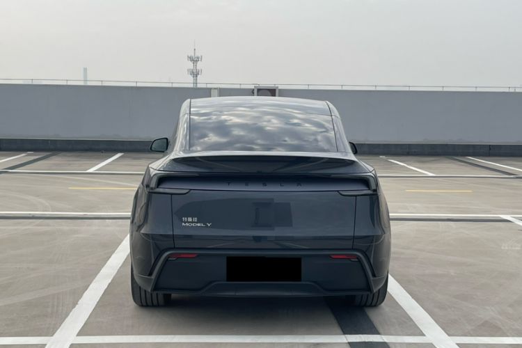 Used Tesla Model Y 2025 Long-Range All-Wheel-Drive Version
