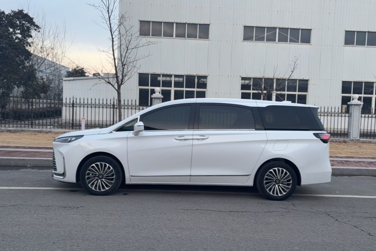 Used Buick GL8 New Energy 2025 Lu Shang Luxury Edition 7-Seater
