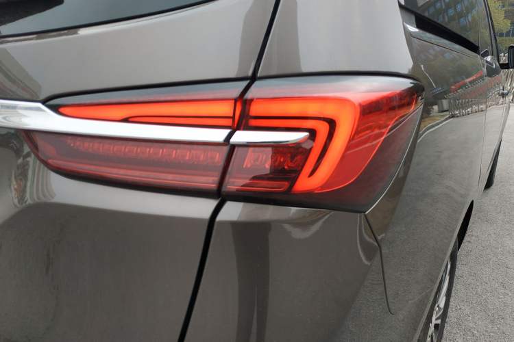 Used Buick GL8 2023 Facelifted Land Cruiser Executive Luxury Version