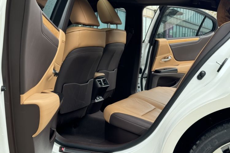 Used Lexus ES 2020 300h Premium Edition
