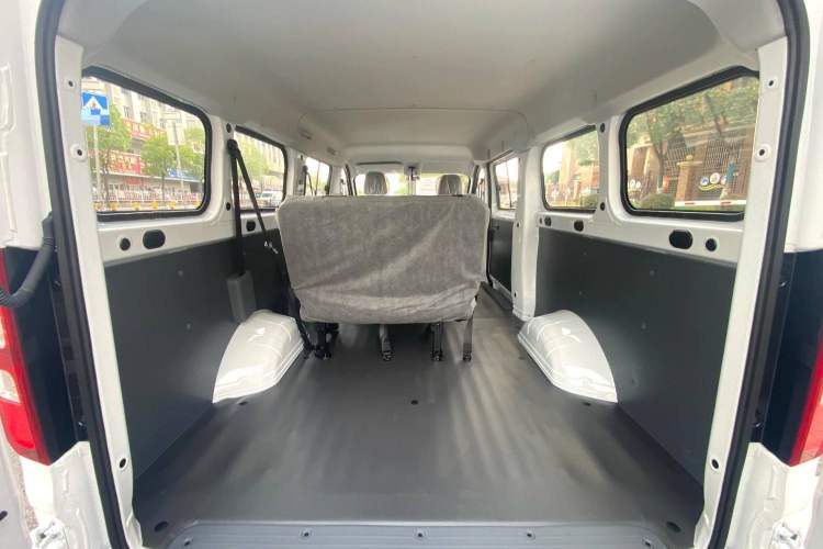 Used Wuling Yangguang 2024 300KM Comfort Version Passenger Van 75kW
