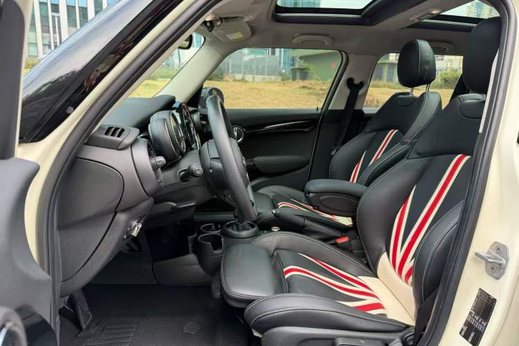 Used  MINI 2018 1.5T COOPER Classic Edition Five-Door Version
