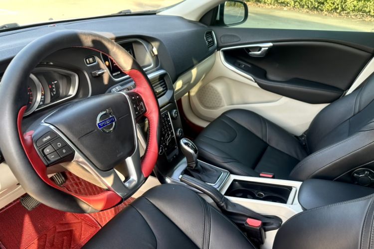 Used Volvo V40 2015 1.6T Zhiyi Edition