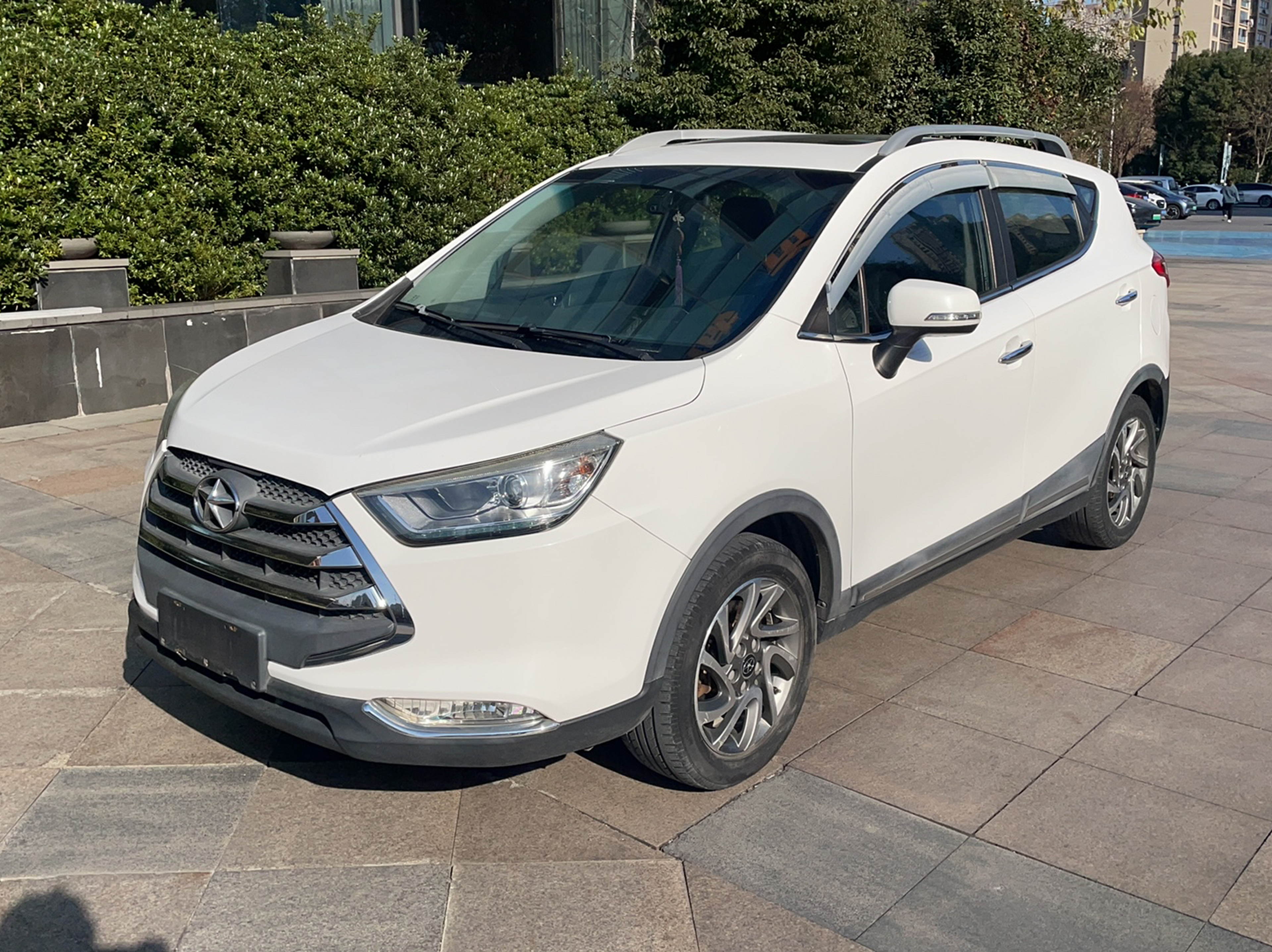 Под передней частью автомобиля