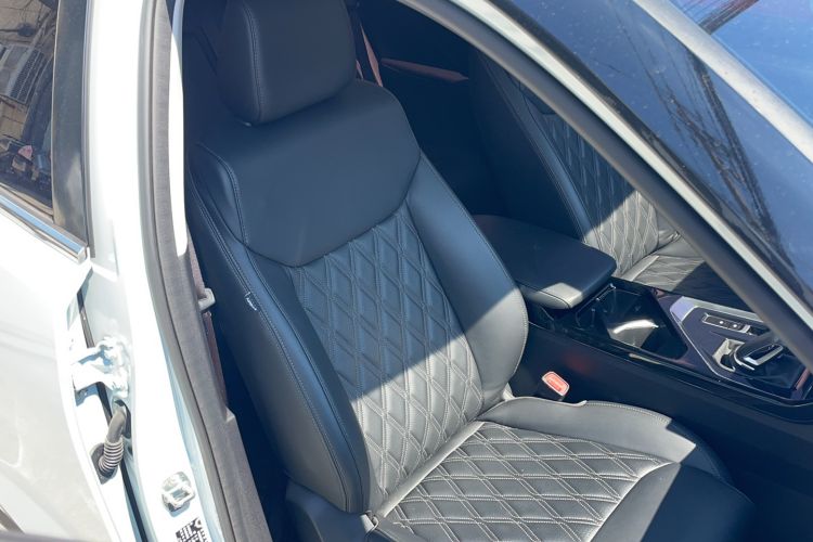 Used Wuling Asta 2022 2.0L DHT Electric-Speed Version
