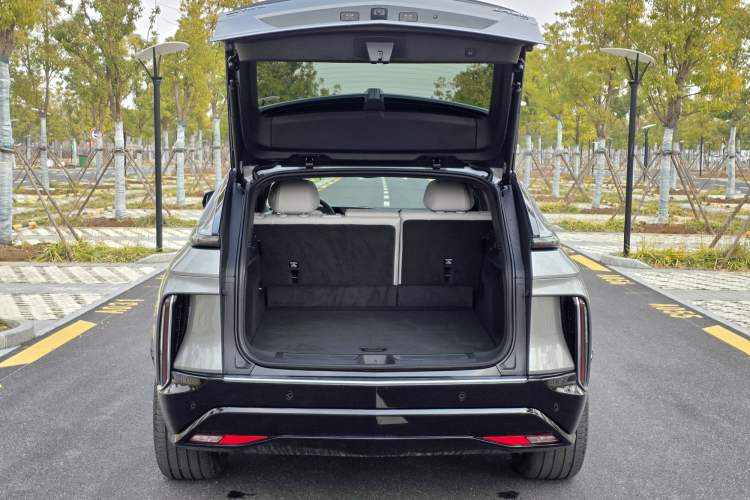 Used Cadillac LYRIQ 2024 Rear-Drive Standard Range Luxury Edition SUPER CRUISE
