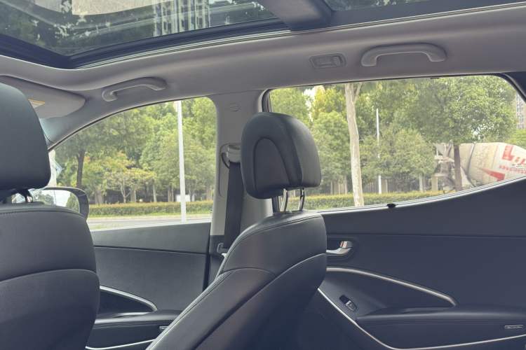 Used Hyundai Santa Fe 2015 2.0T Automatic Two-Wheel Drive Smart Version 5 Seats
