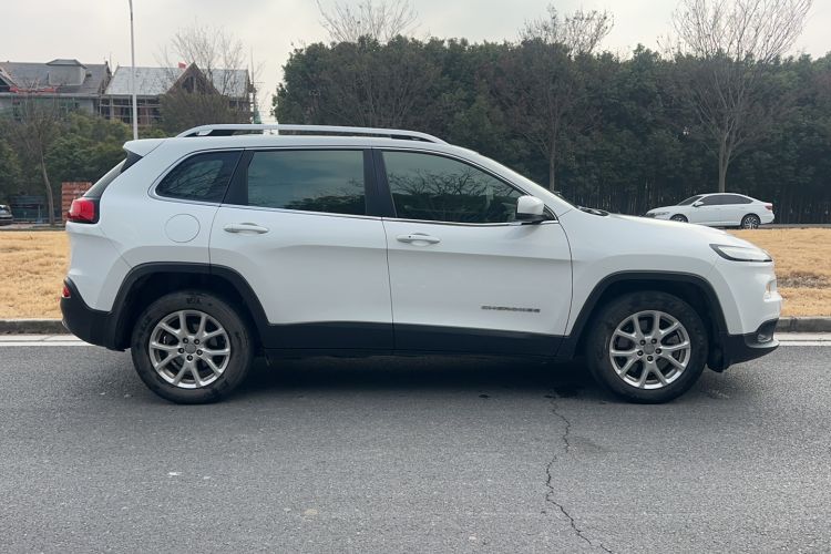 Used  Cherokee 2017 2.0L Superior Edition
