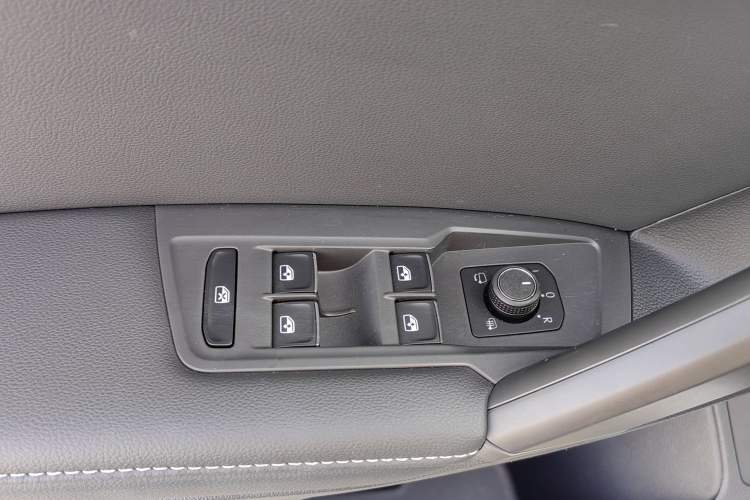 Used Volkswagen Tiguan L 2020 330TSI Automatic Two-Wheel Drive Smart Luxury Edition China VI Standard
