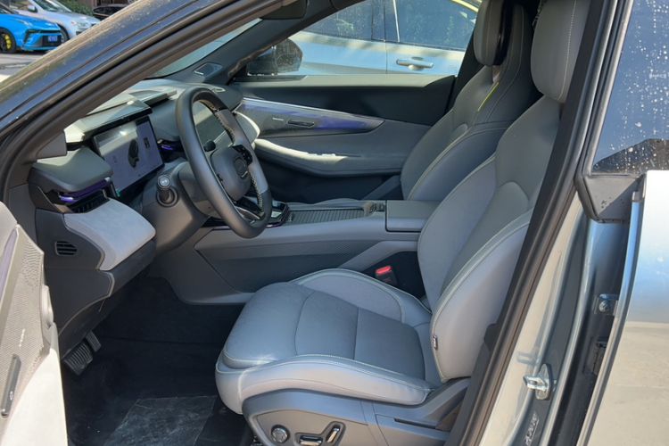 Used Lynk & Co 08 EM-P 2025 220 km All-Wheel-Drive Performance Halo
