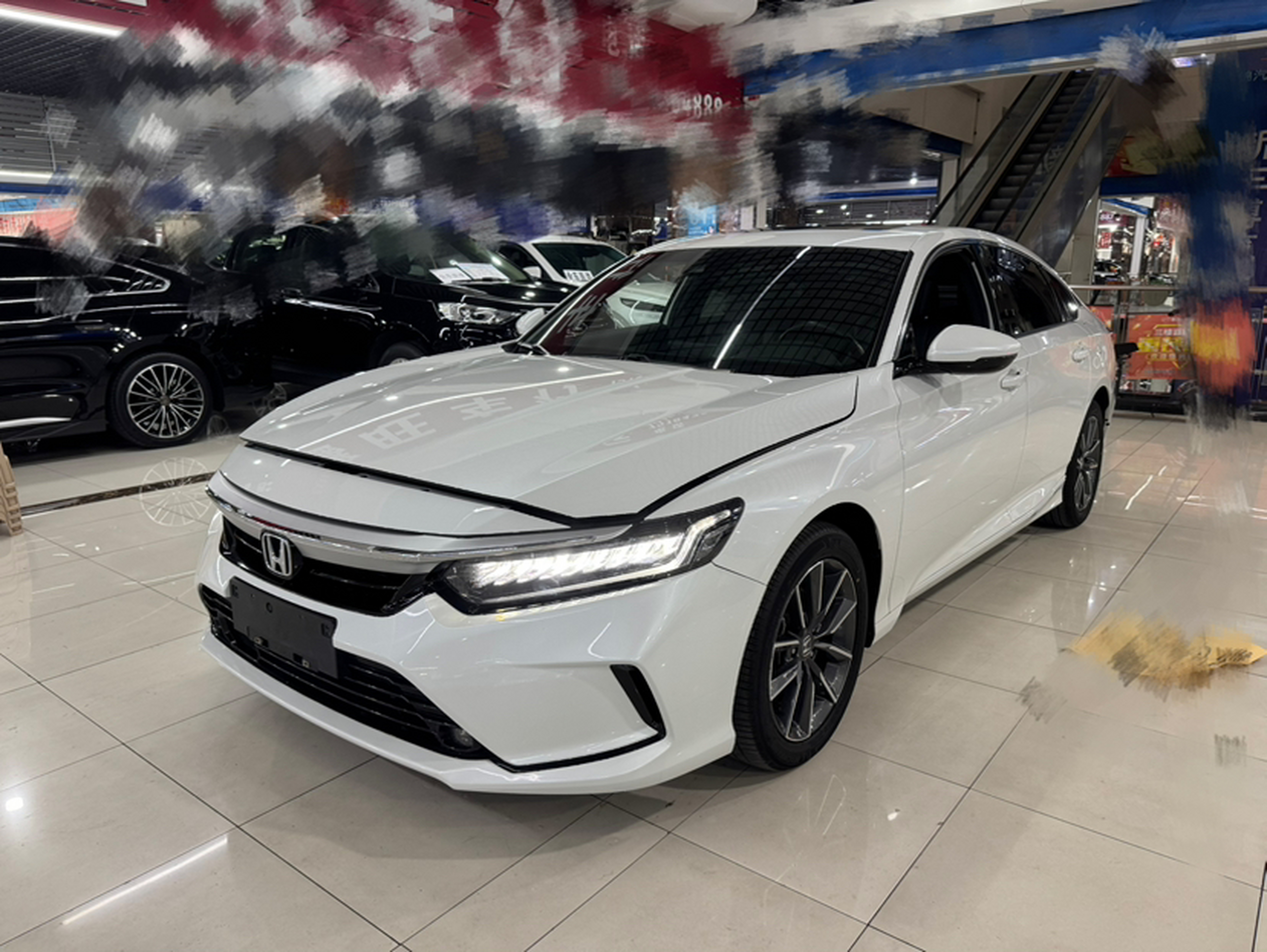 تحت مقدمة السيارة