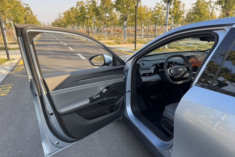 Used  L6 2025 EM-i 140km Starship Edition
