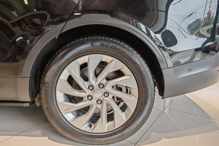 Used Land Rover Discovery 2023 300PS S
