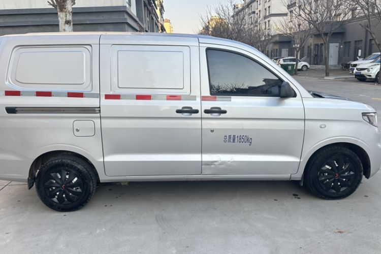 Used Wuling Hongguang V 2022 1.5L Jingqu Edition Enclosed-Window Vehicle with Electric Power Steering LAR