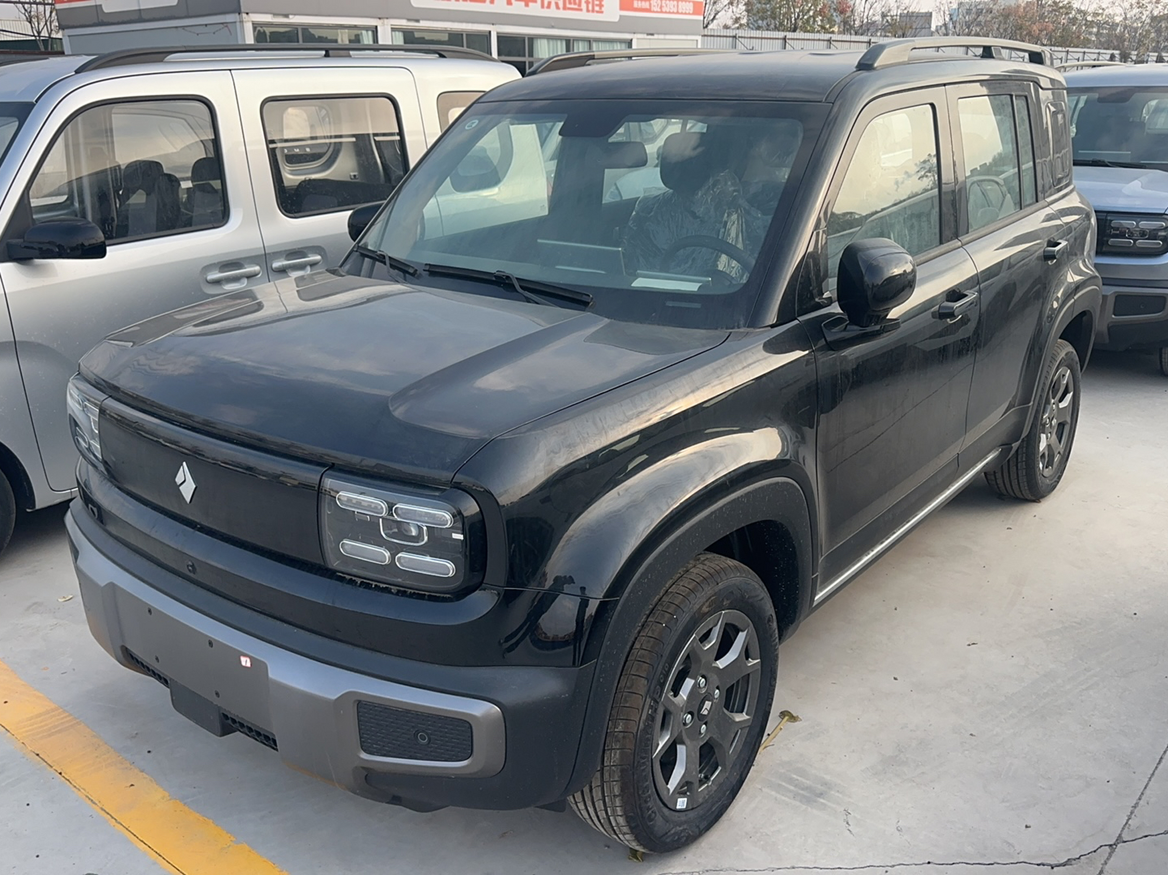 Под передней частью автомобиля