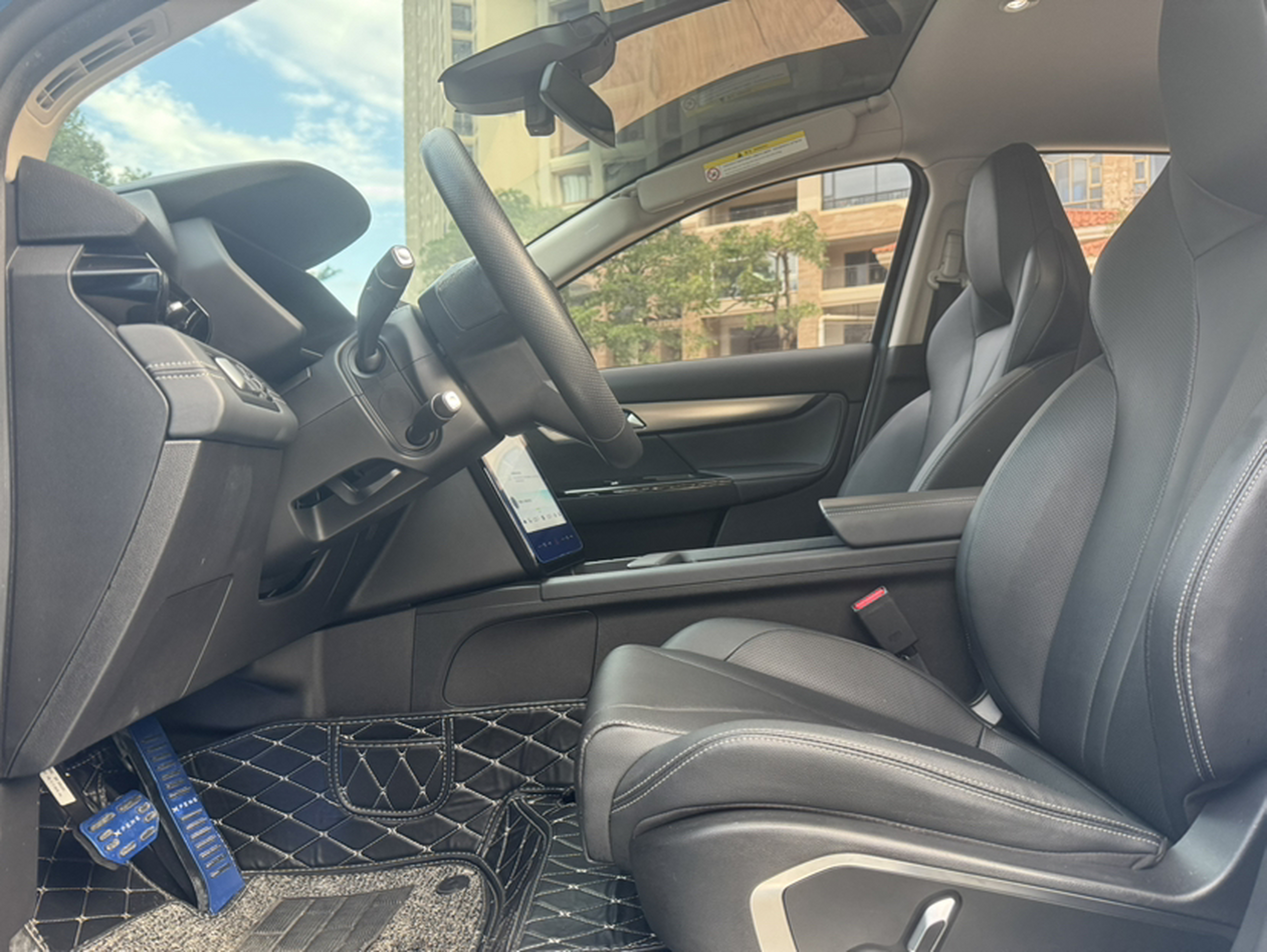 Переднее сиденье в автомобиле