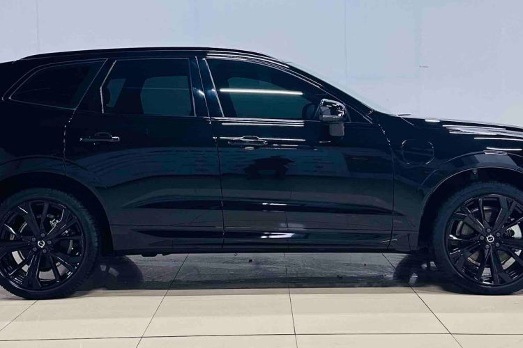 Used Volvo XC60 New Energy 2025 Plug-in Hybrid Long-Range All-Wheel Drive Zhiyuan Extreme Night Black Edition
